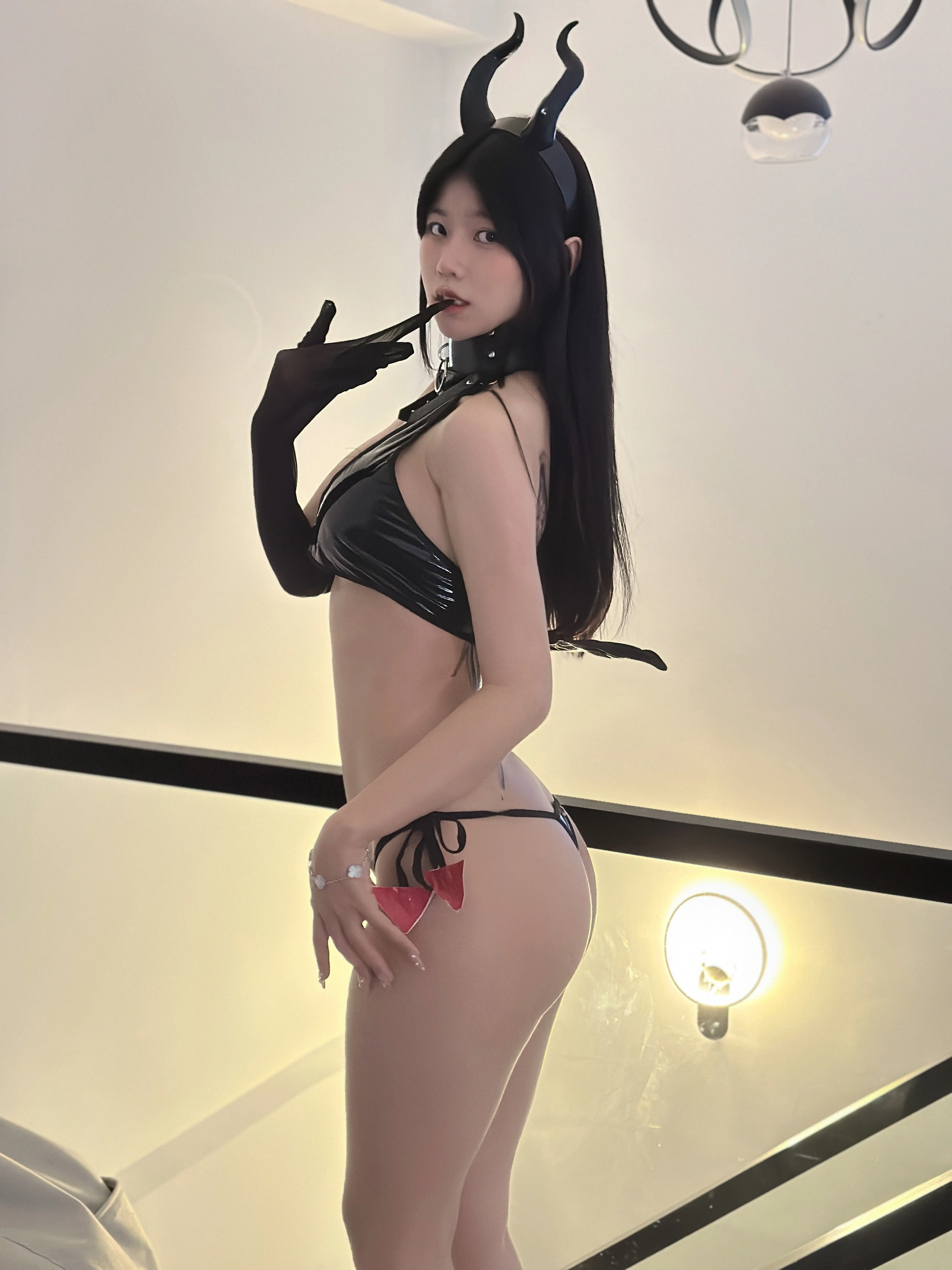 魚神 - NO.15 女恶魔束缚2皮衣鞭打 1